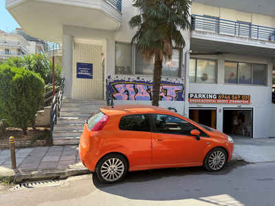 Παρκαρισμένα αυτοκίνητα που εμποδίζουν την ορατότητα  	Π. Καρολίδου