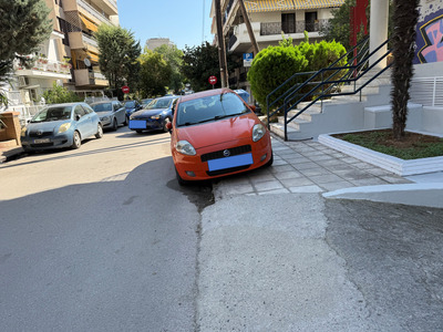 Παρκαρισμένα αυτοκίνητα που εμποδίζουν την ορατότητα  	Π. Καρολίδου