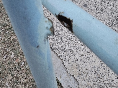Επικίνδυνα κάγκελα στην πλατεία Σκρα
