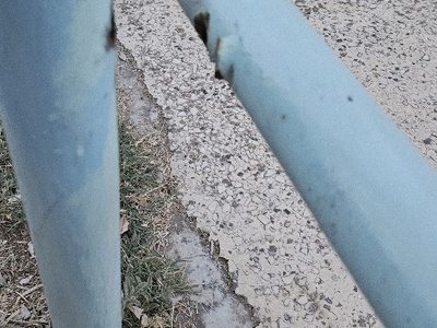 Επικίνδυνα κάγκελα στην πλατεία Σκρα