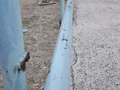 Επικίνδυνα κάγκελα στην πλατεία Σκρα