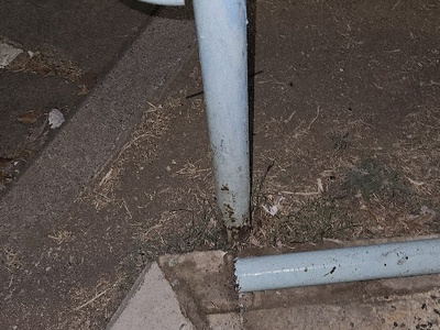 σπασμένο καγκελο στην πλατεία Σκρα