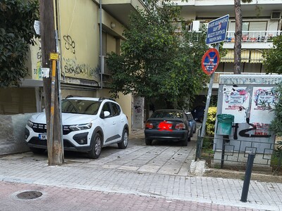 Παράνομα παρκαρισμένα οχήματα δίπλα στο πάρκο Ανδρέα Ζαμπέτογλου