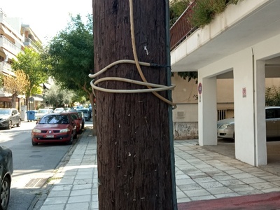 Σ    Καλώδιο τυλιγμένο πάνω  σε  ξύλινη κολόνα  στην  Προύσης