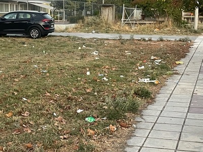 Σκουπιδια εκτος καδου Άγνωστου Στρατιώτη