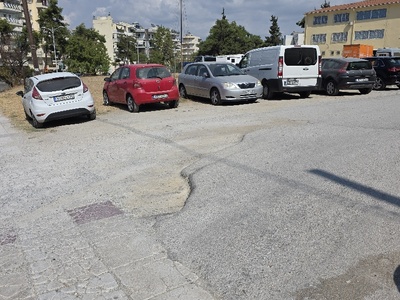 να μπει λιγη ασφαλτος   είσοδο του πάρκινγκ του σχολείου 8ο Γυμνάσιο Καλαμαριάς