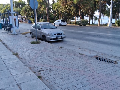 ΑΠΟΜΑΚΡΥΝΣΗ ΕΓΚΑΤΑΛΕΛΕΙΜΕΝΟΥ ΟΧΗΜΑΤΟΣ  ΧΑΜΟΔΡΑΚΑΣ ΣΤΗΝ ΠΛΑΣΤΗΡΑ