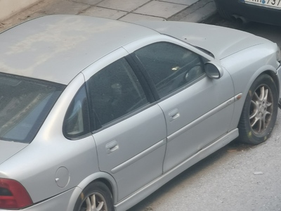 ποσα τηλεφωνα αλλα το εγκαταλειμενο αυτοκινητο παραμενει εδω και 5 χρονια στην αιμιλιανου γρεβενων