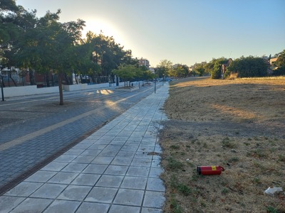 Εγκαταλελειμενος πυροσβεστηρας σε πεζοδρομο  	Βρυούλων