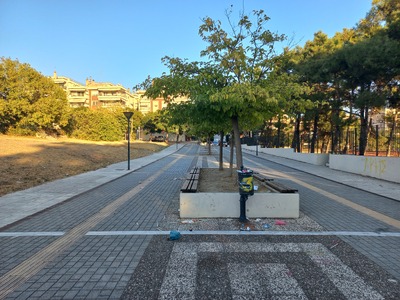 Εγκαταλελειμενος πυροσβεστηρας σε πεζοδρομο  	Βρυούλων