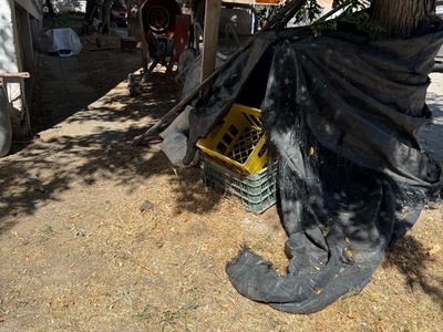 Παρατημένα μηχανήματα και περίφραξη δημόσιου χώρου από ιδιώτες  	Αρτέμιδος