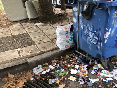 Ογκωδη αντικειμενα και σκουπιδια διπλα σε παιδικες χαρες και πεζοδρομια  Θερμαικου γωνια με Γρηγοριου Ε μεχρι και μεσα στο Παρκο των Ροδων