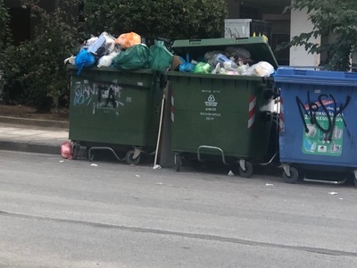 Ογκωδη αντικειμενα και σκουπιδια διπλα σε παιδικες χαρες και πεζοδρομια  Θερμαικου γωνια με Γρηγοριου Ε μεχρι και μεσα στο Παρκο των Ροδων