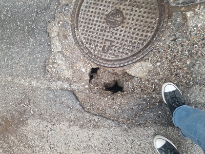 Τρύπα απο υποχώρηση οδοστρώματος 	Μικράς Ασίας