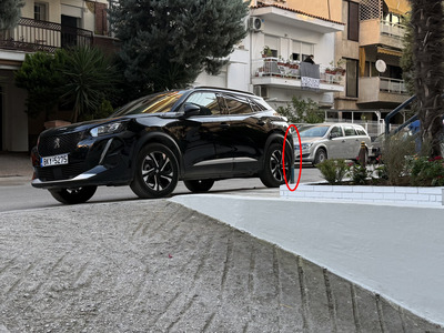 Παρκαρισμένα αυτοκίνητα που εμποδίζουν την ορατότητα Π. Καρολίδου (συνέχεια)  να τοποθετηθεί και 2ο κολονάκι