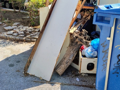 Ογκωδη αντικείμενα εξω απο το Δημοτικό Σχολείο  	Αδραμυτίου