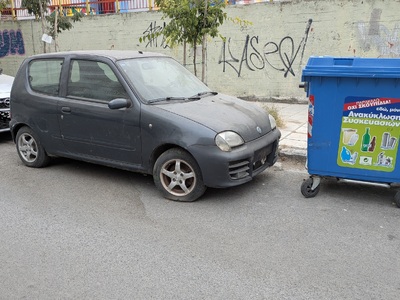 Παρατημένο αυτοκίνητο χωρίς πινακίδες εδώ και ένα έτος   	Φιλαδελφείας με Ζηργάνου