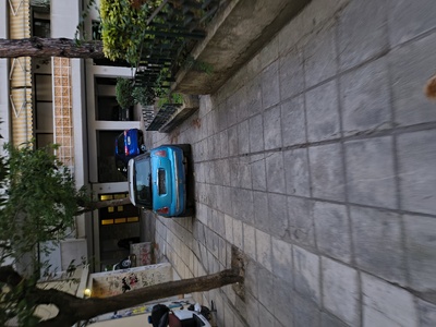 Παρατημένο όχημα στο πάρκο Ζαμπέτογλου 	 Μητροπολίτου Χρυσάνθου