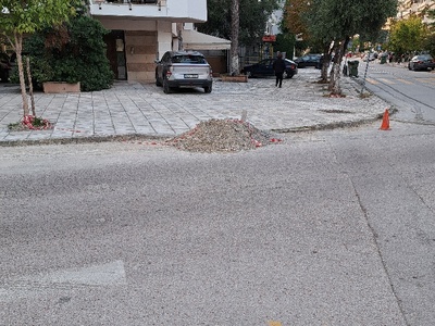 Μπάζα στη μέση του δρόμου  Ζηργάνου & Καραβαγγέλη