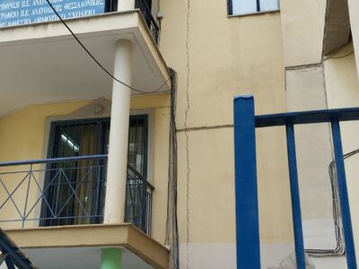 Ρωγμή στο 20ο δημοτικό 	Φωκαιας