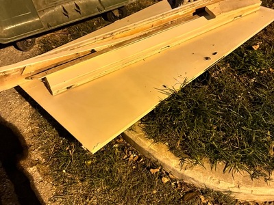 Παρατημένα ογκώδη δίπλα σε πράσινο κάδο Καπετανίδου με Στράβωνος