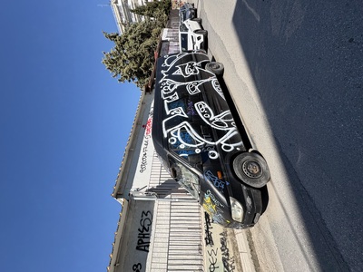 Εγκαταλελειμμένο μαυρο βαν με ξενες πινακιδες εξω από τον Αριστοτελη ανω του ετους