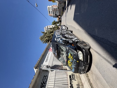 Εγκαταλελειμμένο μαυρο βαν με ξενες πινακιδες εξω από τον Αριστοτελη ανω του ετους