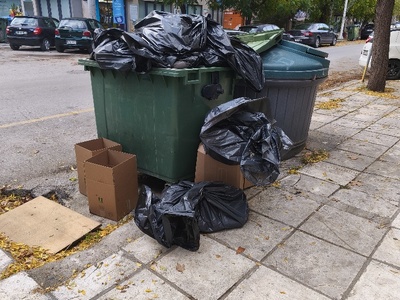 Σκουπιδια εξω απο τους κάδους 	Θεμιστοκλή Σοφούλη