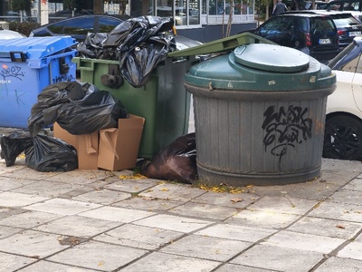Σκουπιδια εξω απο τους κάδους 	Θεμιστοκλή Σοφούλη