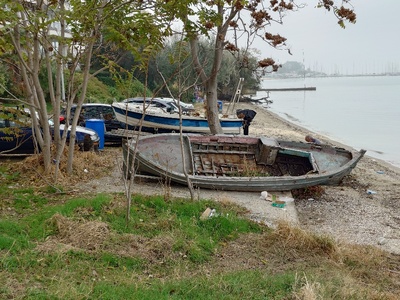 βάρκες και μπάζα  	Θεμιστοκλή Σοφούλη