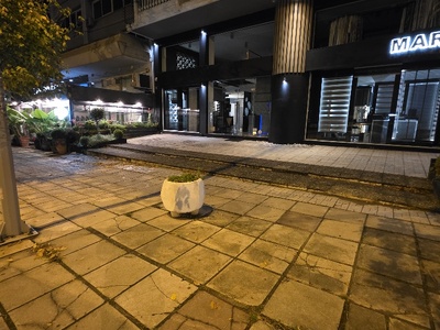 γλαστρα στη μεση του πεζοδρομίου  	Αδριανουπόλεως