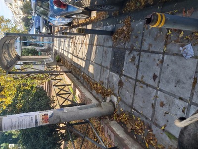 Κίνδυνος ατυχήματος - Χαλασμάνο μεταλλικό κολονάκι έξω από παιδική χαρά   στάση Θερμαικού στο πάρκο στην οδό Αιγαίου