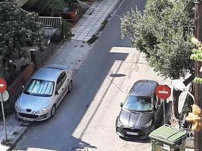 STOP  στην άσφαλτο στη Σουρμένων
