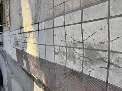 Λακούβες στο πεζοδρόμιο στην Φωτη Αβραμιδη 4