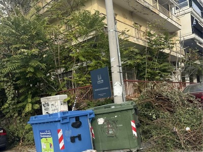 Κλαδια και πολλα αντικείμενα πεταμενα.  	Θήχης