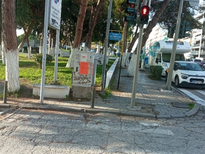 Γυμνό καλώδιο   φανάρι στη βάση  Νικολάου Πλαστήρα