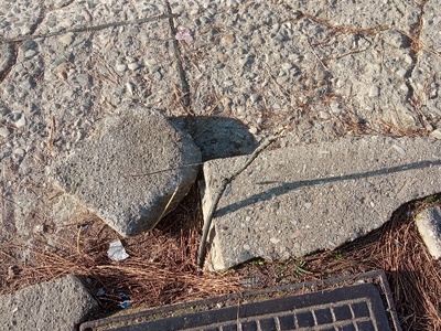 Γυμνό καλώδιο   φανάρι στη βάση  Νικολάου Πλαστήρα