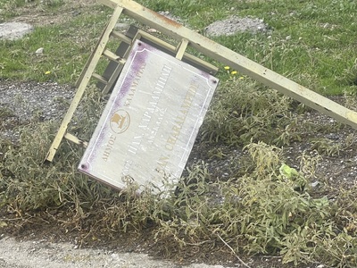 Αποξήλωση Δημόσιας Πινακίδας - Καταστροφή οδικού άξονα - Ρίψη Μπαζών