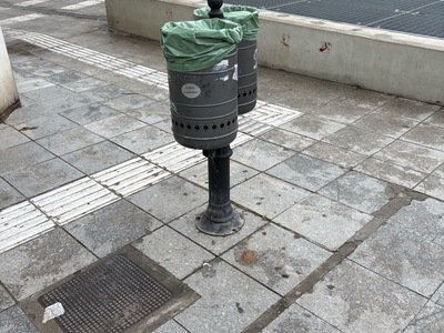 Καδος μεσα στη μεση του πεζοδρομιου 	Πόντου