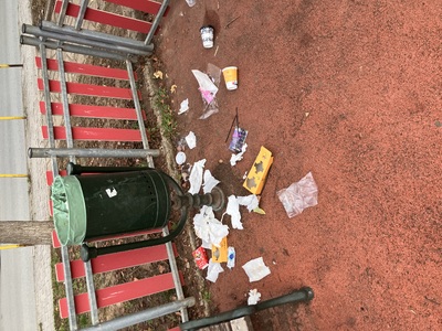 Σκουπίδια στο πάρκο πολύ βρώμικα 	Πολύβου