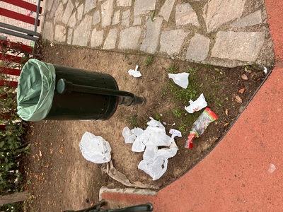 Σκουπίδια στο πάρκο πολύ βρώμικα 	Πολύβου