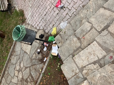 Σκουπίδια στο πάρκο πολύ βρώμικα 	Πολύβου