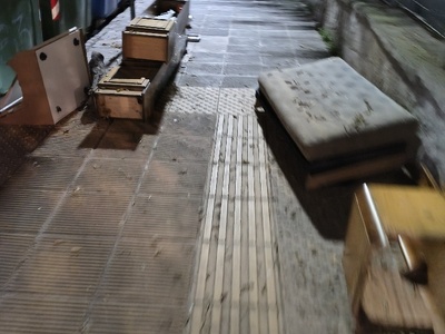 Πεταμένα έπιπλα και στρώμα  	Ανατολικής Θράκης