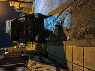 Βανακι βανδαλισμενο και παρατημενο στην αγιου νικολαου εξω απο το γηπεδο του αριστοτελη