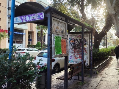 βρομισμένη στάση λεωφορείου  	Θεμιστοκλή Σοφούλη