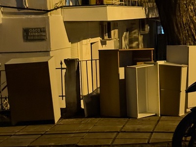 Ογκωδη αντικειμενα  αφημενα στο πεζοδρομιο   Καραμαούνα