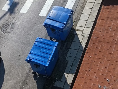 Αλλαγή κάδου σκουπιδιών και μετακίνηση κάδων ανακύκλωσης  κάθοδος Πλατεία Σκρα