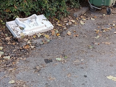 Νιπτήρας μπάνιου διπλα σε κάδο σκουπιδιών Ιωνιας