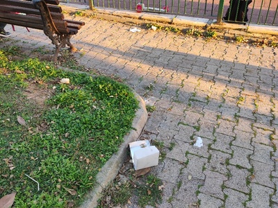 καταθαριοτητα γυρω απο την παιδική χαρά  	Μιχαλακοπούλου