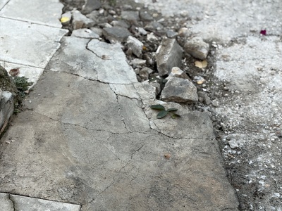 Κατεστραμμένο πεζοδρόμιο επί της Αναγνωστοπούλου και Δημοκρίτου